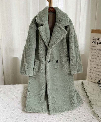 Manteau long en fausse fourrure avec revers et poches